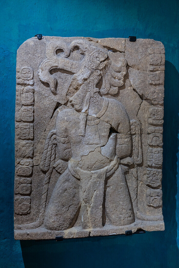 Eine geschnitzte Steintafel, die einen gefangenen Kriegshäuptling aus Palenque darstellt, befindet sich im Museum in den Ruinen der Maya-Stadt Tonina in der Nähe von Ocosingo, Mexiko. Palenque war der Hauptrivale von Tonina während der klassischen Periode.