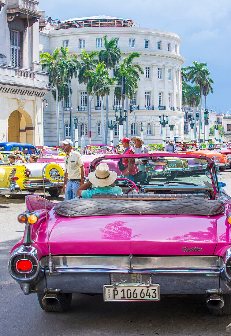 Alter amerikanischer Oldtimer auf einer der Straßen von Havanna, Kuba. Es gibt fast 60.000 amerikanische Oldtimer in Kuba