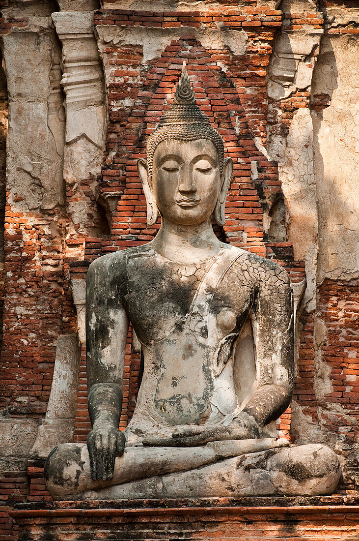 Buddha-Statue in den Ruinen des buddhistischen Tempels Wat Mahathat, Ayutthaya, Thailand.