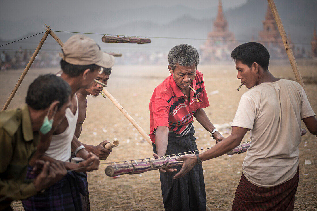 Mrauk U, Dung Bwe Festival für das Ableben eines wichtigen buddhistischen Mönchs, Rakhine State, Myanmar (Burma)