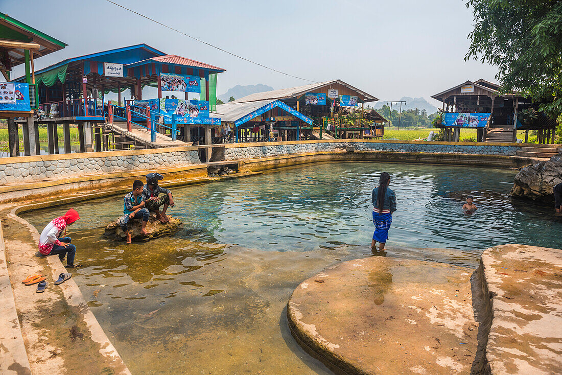 Quellgespeistes Schwimmbad in den Kaw Ka Thawng Höhlen, Hpa An, Kayin Staat (Karen Staat), Myanmar (Burma)