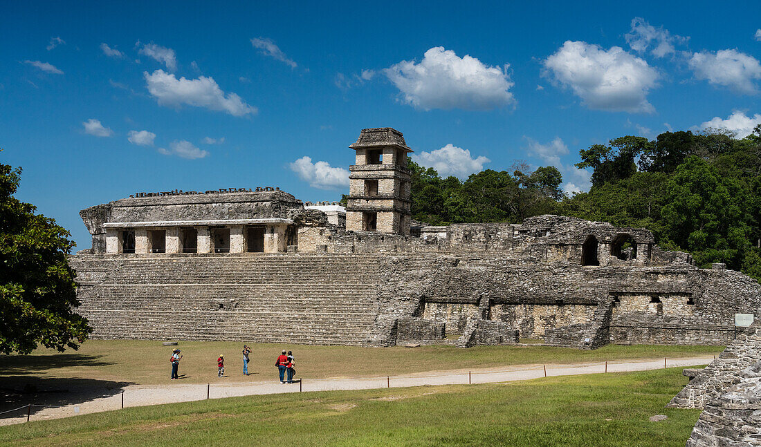Der Palast mit seinem Turm in den Ruinen der Maya-Stadt Palenque, Palenque-Nationalpark, Chiapas, Mexiko. Ein UNESCO-Weltkulturerbe.