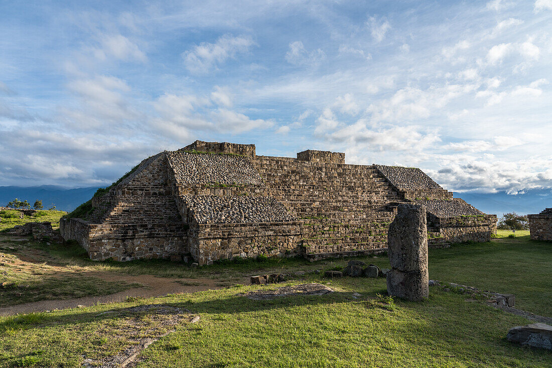 Im Vordergrund ist der Tempel der zwei Säulen mit dem Gebäude VG im Hintergrund zu sehen, Teil des VG-Komplexes auf der Nordplattform der präkolumbianischen zapotekischen Ruinen von Monte Alban in Oaxaca, Mexiko. Eine UNESCO-Welterbestätte.