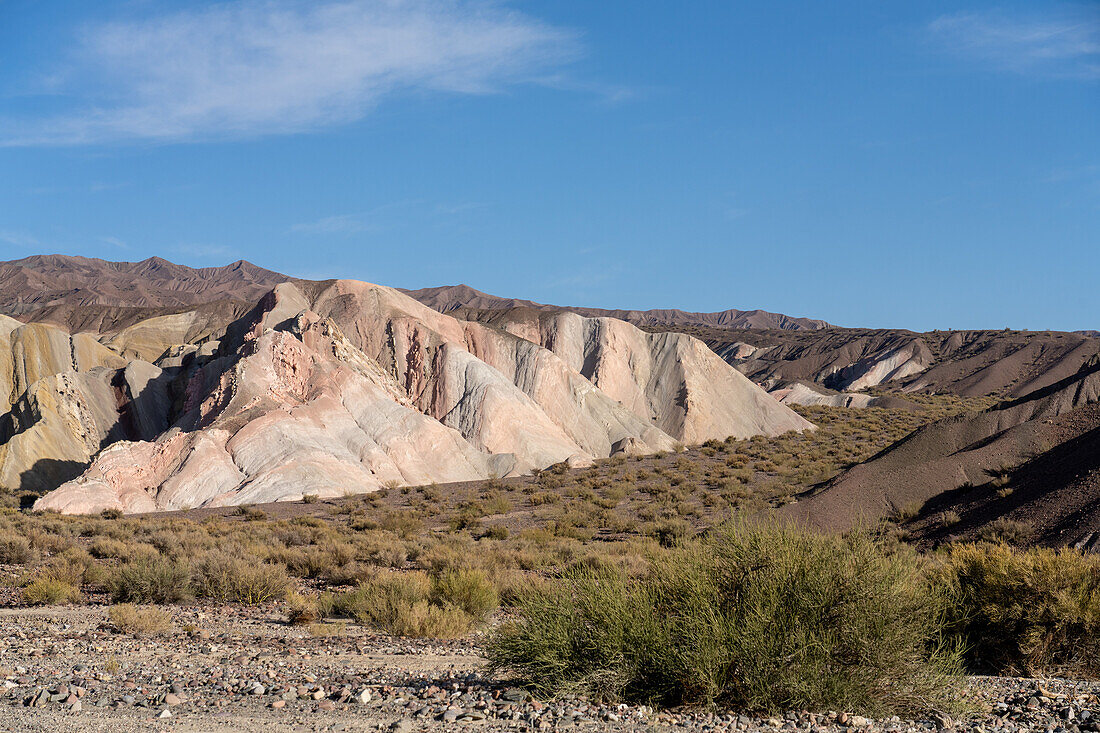 Farbenfrohe geologische Formationen auf dem Berg der sieben Farben bei Calingasta, Provinz San Juan, Argentinien.