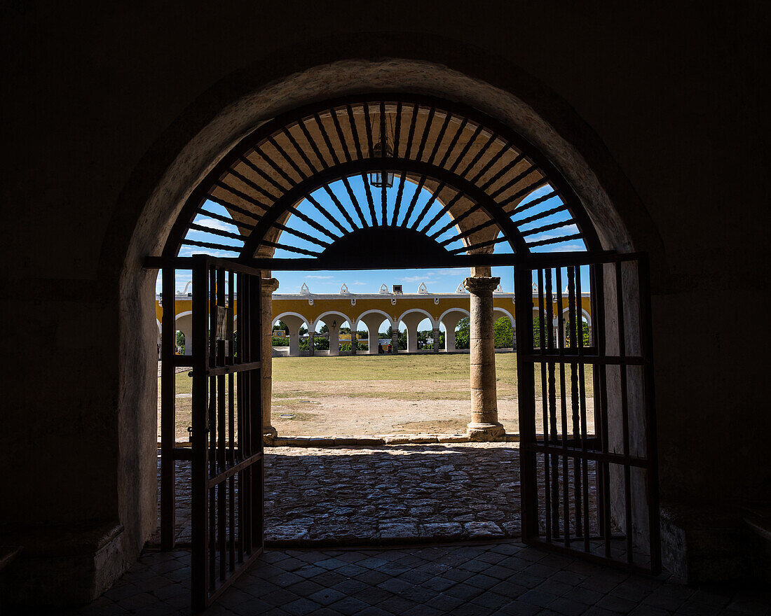 Das Kloster von San Antonio oder Sankt Antonius von Padua wurde 1549 gegründet und 1562 fertiggestellt. Es wurde auf dem Fundament einer großen Maya-Pyramide errichtet. Izamal, Yucatan, Mexiko. Die historische Stadt Izamal gehört zum UNESCO-Weltkulturerbe.