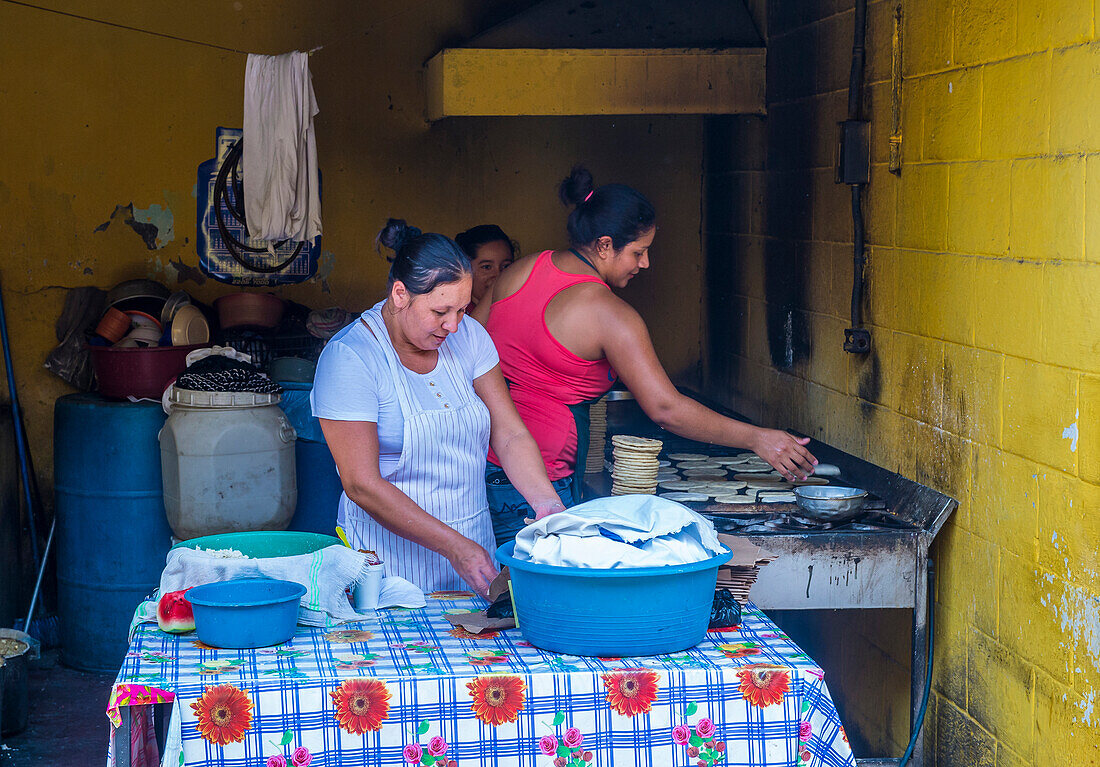 Salvadorianische Frauen bereiten Popusas in Suchitoto, El Salvador, zu. Popusa ist ein traditionelles salvadorianisches Gericht aus Maistortilla
