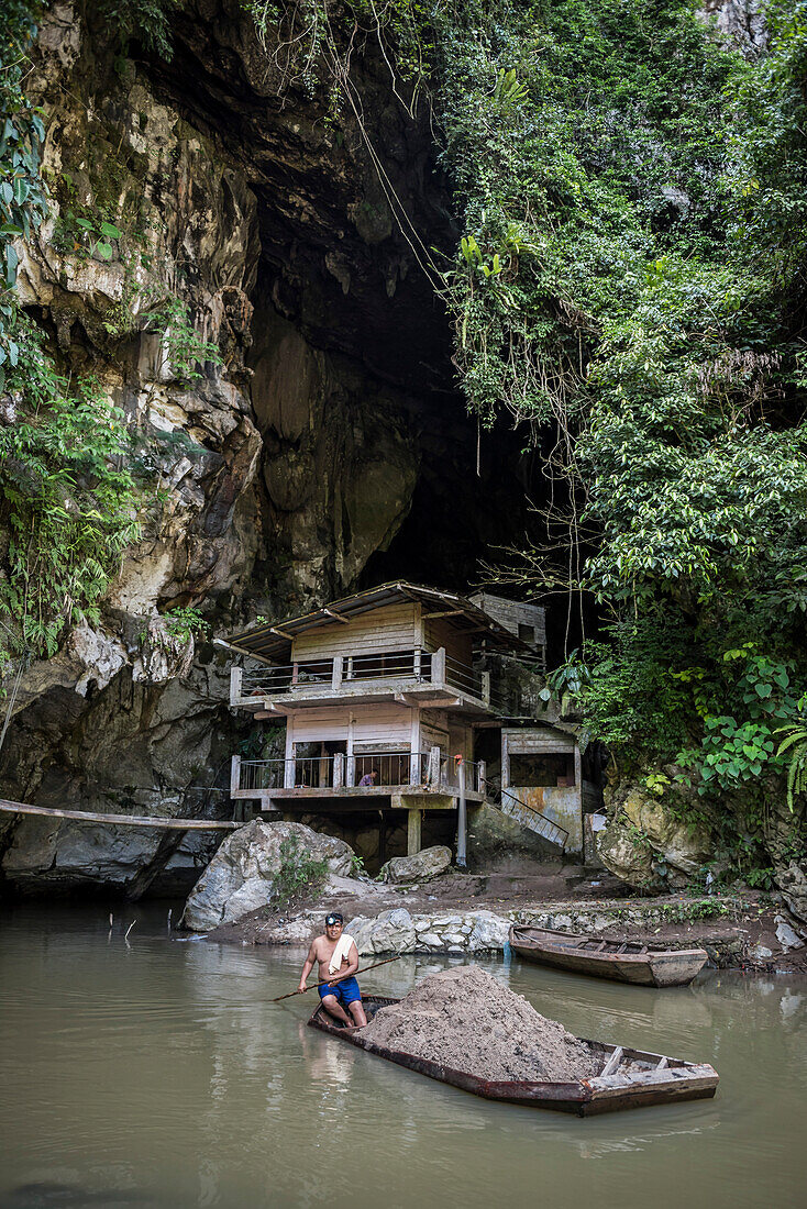 Sandgräber, der aus der Sungai Angek-Höhle in der Nähe von Bukittinggi, West-Sumatra, Indonesien, auftaucht
