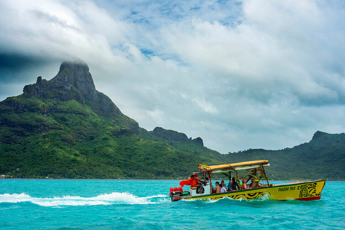 Ein Auslegerboot für Riffausflüge in Bora Bora, Französisch-Polynesien Gesellschaftsinsel.