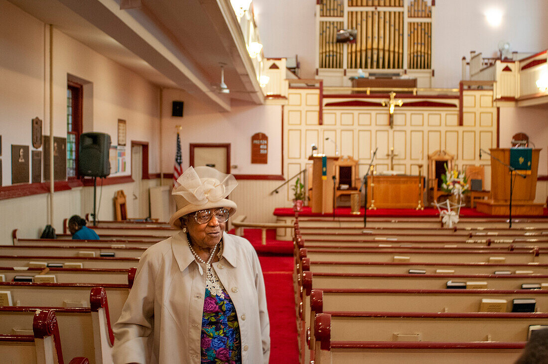 A parishioner at mass. The Evangelist Catholic Churc. 65 138th Street in harlem, New York, USA. Abyssinian Baptist Church, just across Malcolm X Boulevard (7th Ave), provide a more real than it is a Mass in Harlem, not so paraphernalia or gibberish vision. Located across from each other, offer Mass on Sunday morning at 9 and 11, with a more modest gospel choir and an infinitely smaller audience.