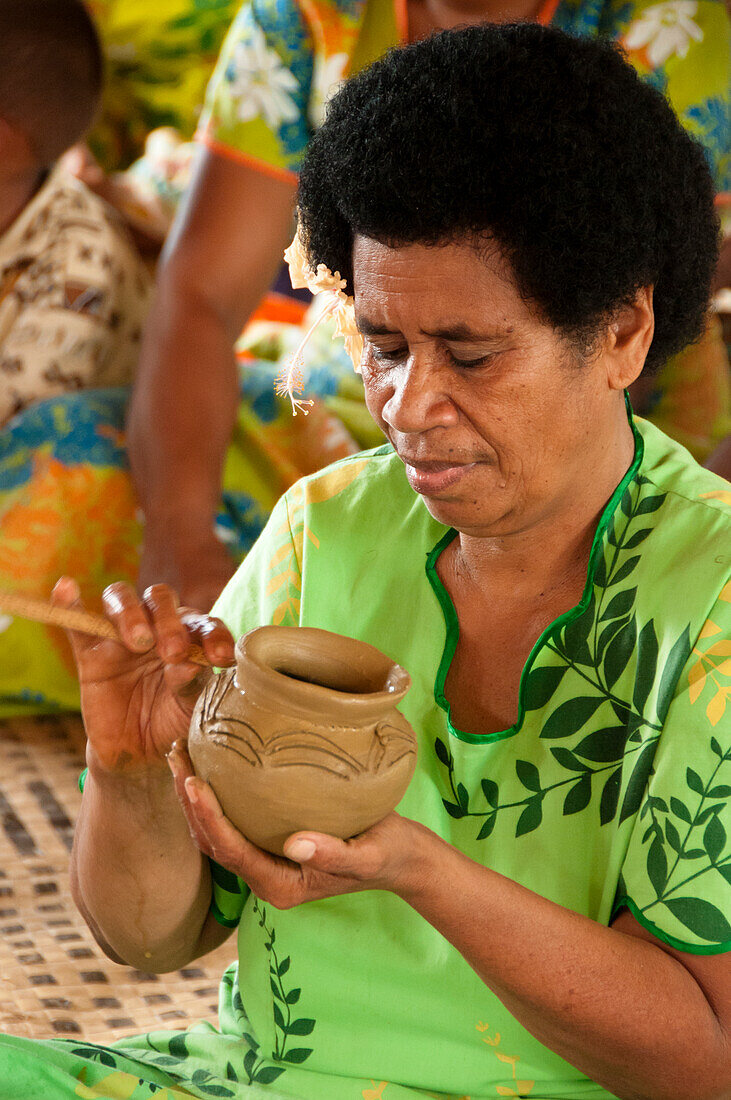 Frau bei der Herstellung traditioneller Töpferwaren im Dorf Lawai, Insel Viti Levu, Fidschi.