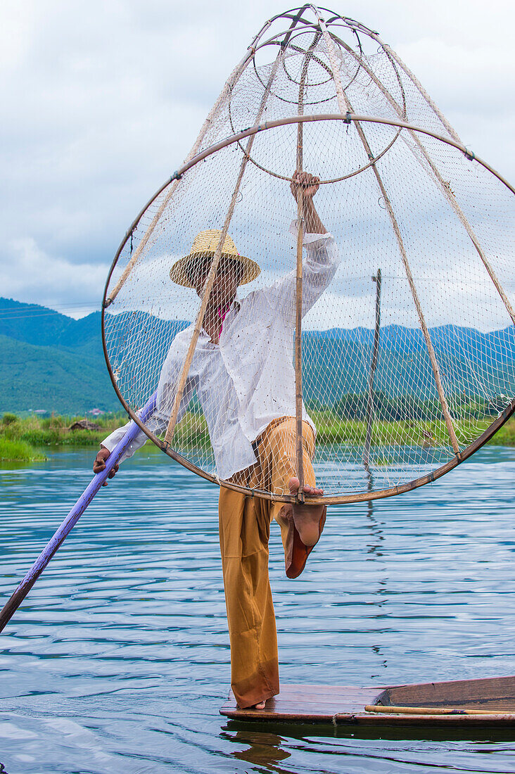 Birmesischer Fischer am Inle-See, Myanmar