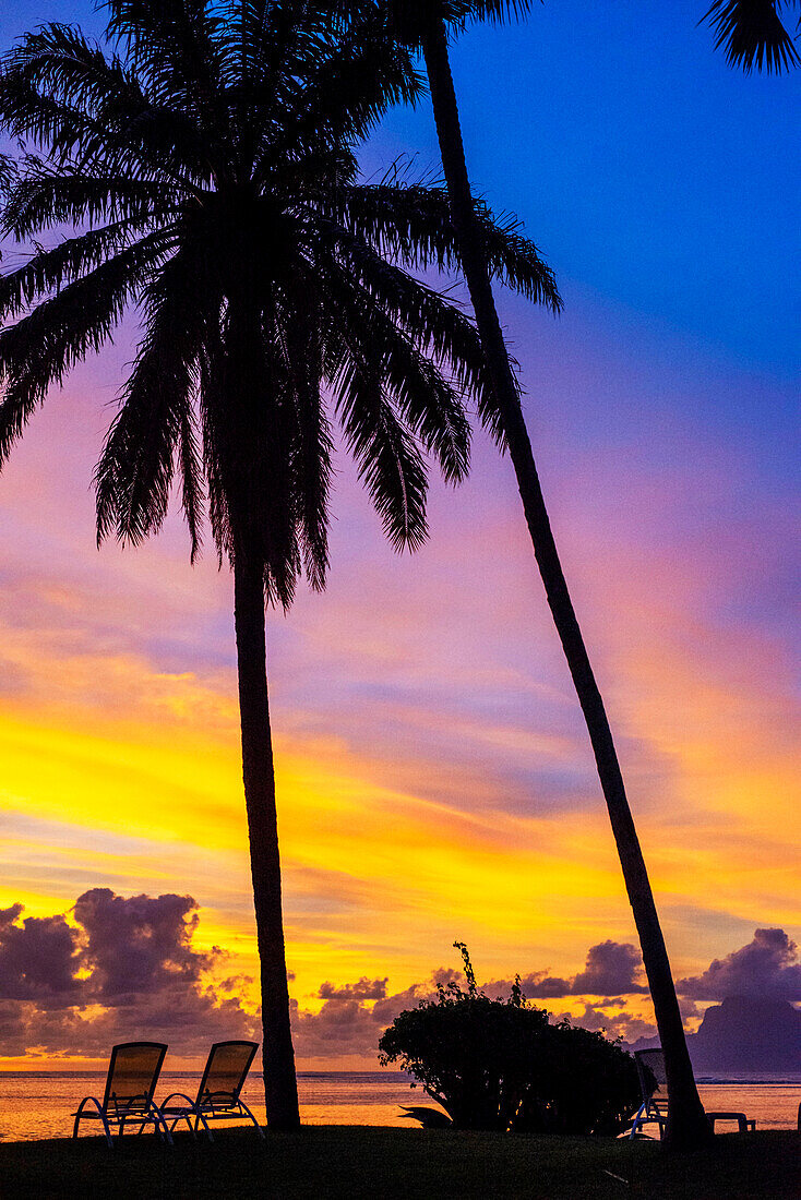 Sonnenuntergang im Le Meridien Hotel auf der Insel Tahiti, Französisch-Polynesien, Tahiti Nui, Gesellschaftsinseln, Französisch-Polynesien, Südpazifik.