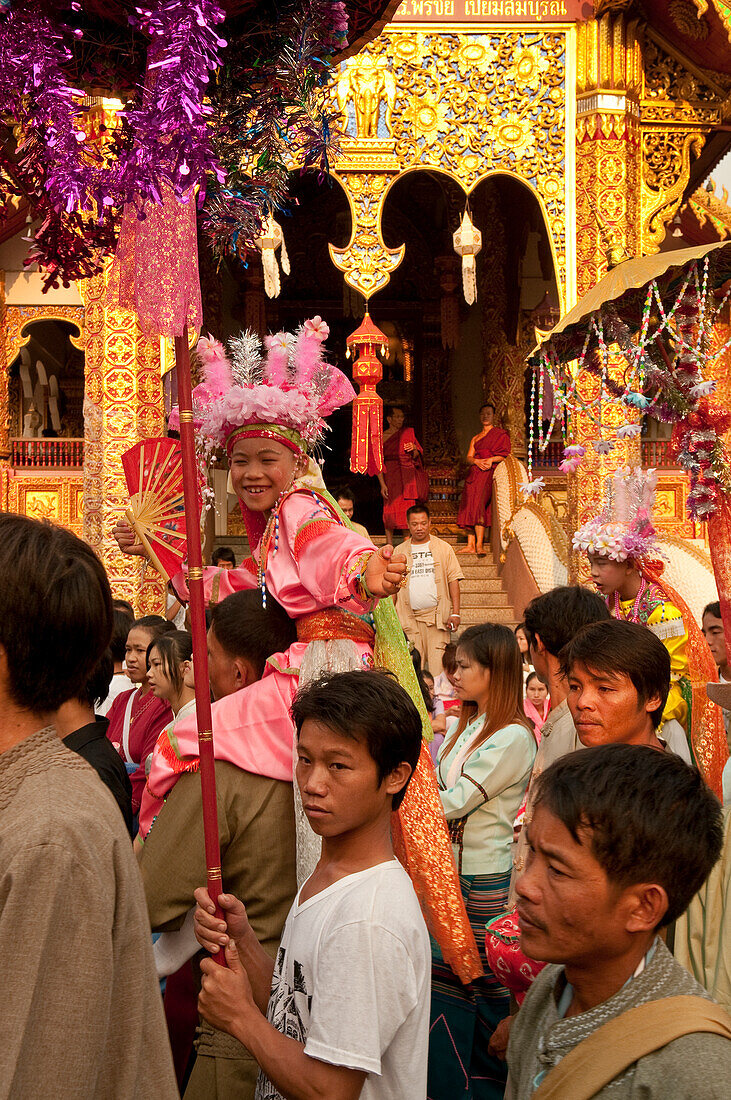 Prozession und Zeremonie für junge Knaben, die Novizenmönche des Shan-Volkes in Birma werden wollen, im buddhistischen Tempel Wat Khun Thwong in Chiang Mai, Thailand.