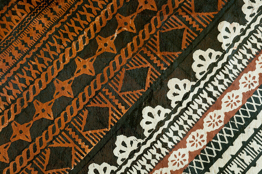 Detail eines Tapa-Stoffmusters; Tongo-Dorf, Qamea-Insel, Fidschi.