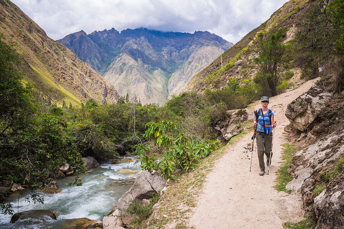Wanderung am Urubamba-Fluss auf dem Inka-Pfad, Tag 1, Region Cusco, Peru