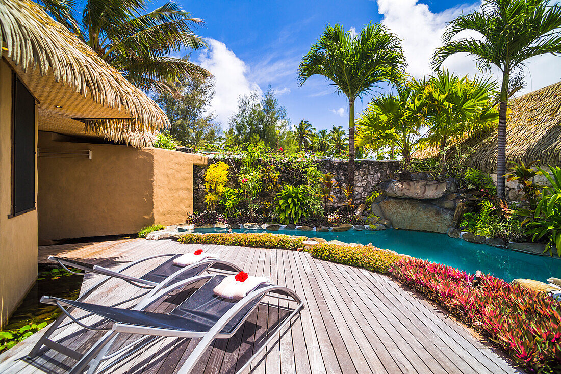 Luxuriöse Villa mit privatem Außenpool und Sitzbereich mit Liegestühlen, Muri, Rarotonga, Cookinseln