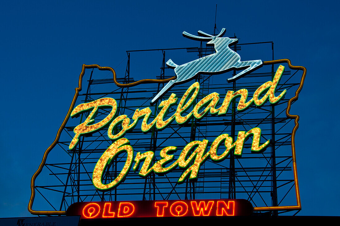 Ortsschild von Portland, Oregon, in der Abenddämmerung; Altstadt von Portland.