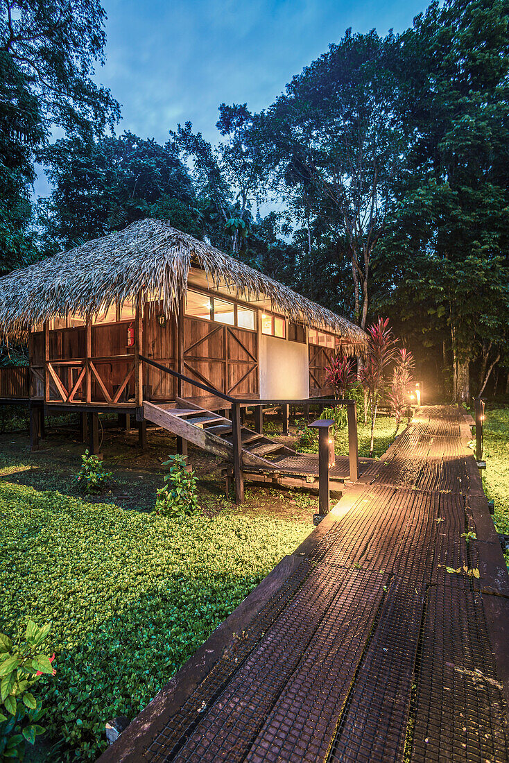 Schlafzimmer in der Sacha Lodge, einer Lodge im Amazonas-Regenwald bei Coca in Euador, Südamerika