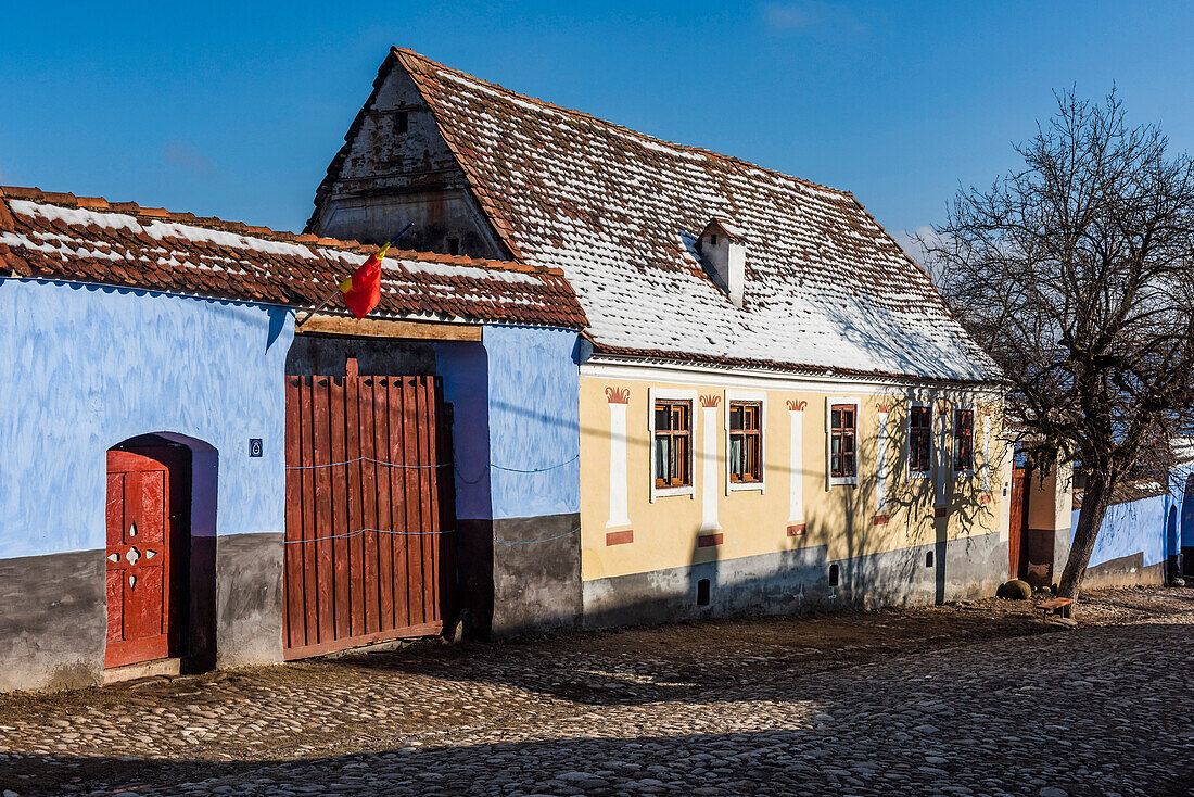 Bunte Häuser in Viscri, UNESCO-Weltkulturerbe, Siebenbürgen, Rumänien