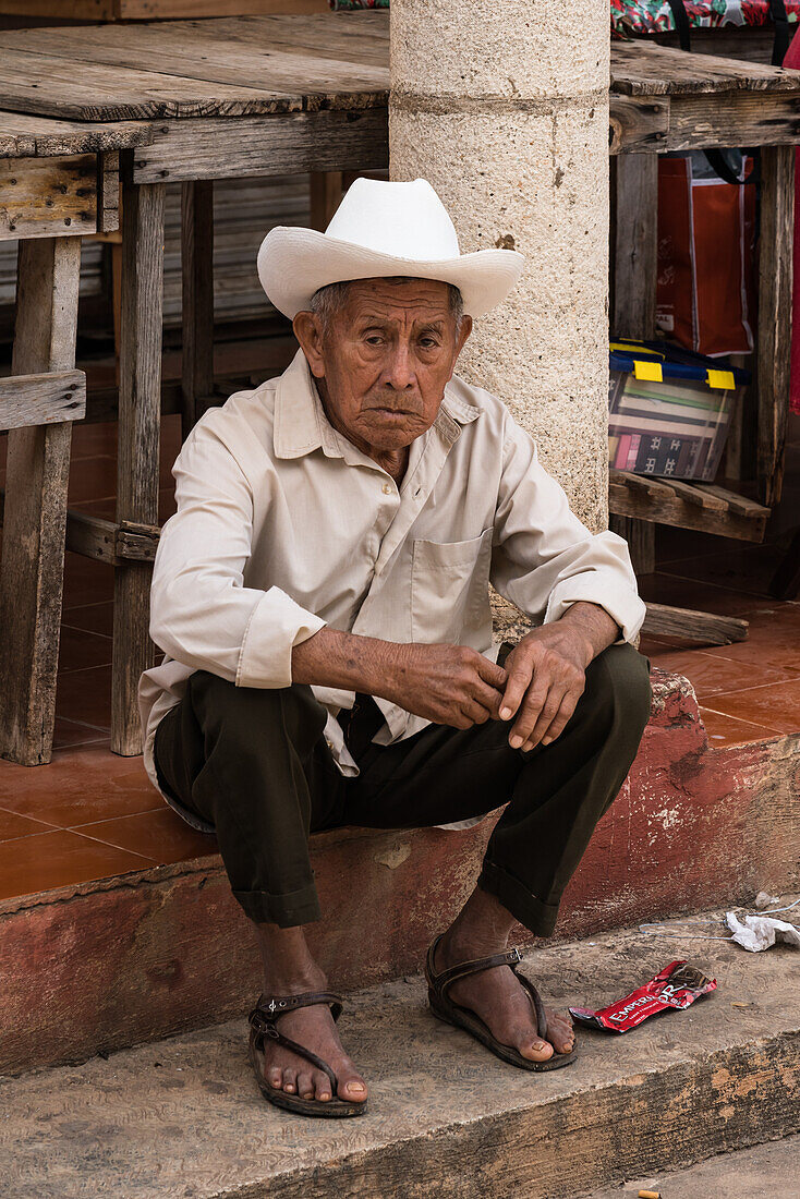 Ein indigener Maya-Mann sitzt auf dem Markt in Muna, Yucatan, Mexiko.