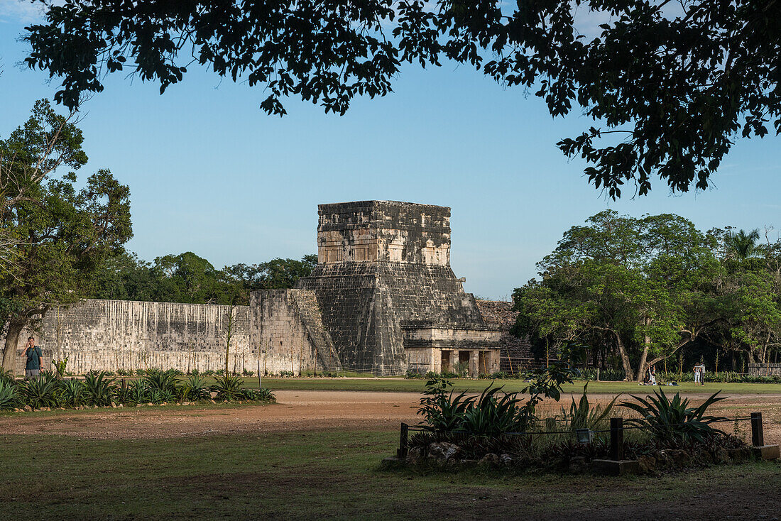 Der Tempel des Jaguars in den Ruinen der großen Maya-Stadt Chichen Itza, Yucatan, Mexiko. Oben ist der obere Tempel des Jaguars zu sehen, mit Blick auf den großen Ballspielplatz. Die prähispanische Stadt Chichen-Itza gehört zum UNESCO-Weltkulturerbe.