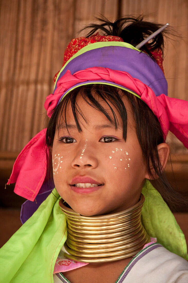 Junges Mädchen vom Bergvolk der Karen trägt eine traditionelle Halskette in Baan Tong Luang, einem Dorf der Hmong in der Provinz Chiang Mai, Thailand.