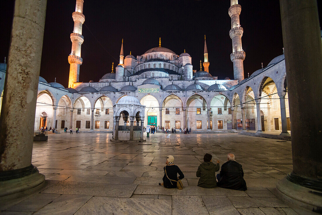 Touristen in der Blauen Moschee (Sultan-Ahmed-Moschee oder Sultan-Ahmet-Camii) bei Nacht, Istanbul, Türkei