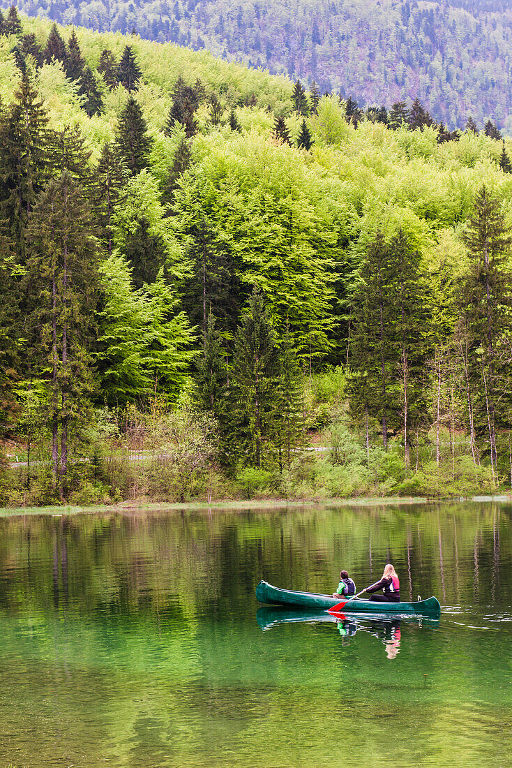 Bohinjer See, Slowenien. Mutter und Sohn beim Kanufahren auf dem Bohinj-See, Triglav-Nationalpark, Julische Alpen, Slowenien, Europa