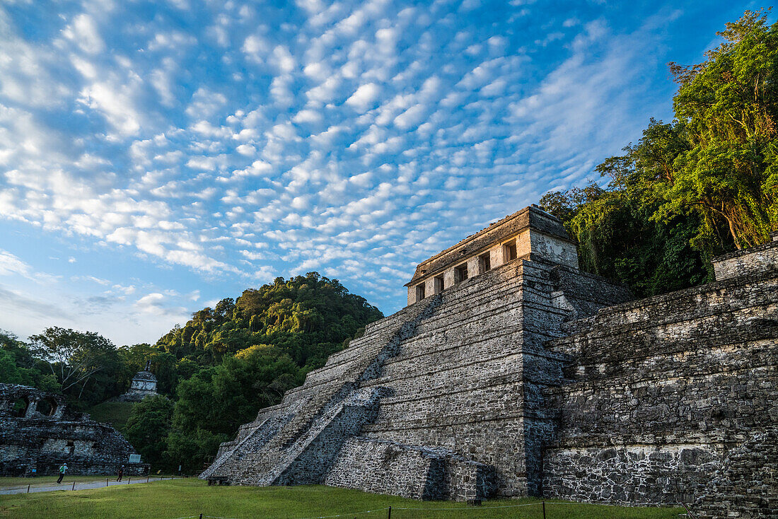 Das erste Licht auf den Tempel der Inschriften in den Ruinen der Maya-Stadt Palenque, Palenque-Nationalpark, Chiapas, Mexiko. Eine UNESCO-Welterbestätte.