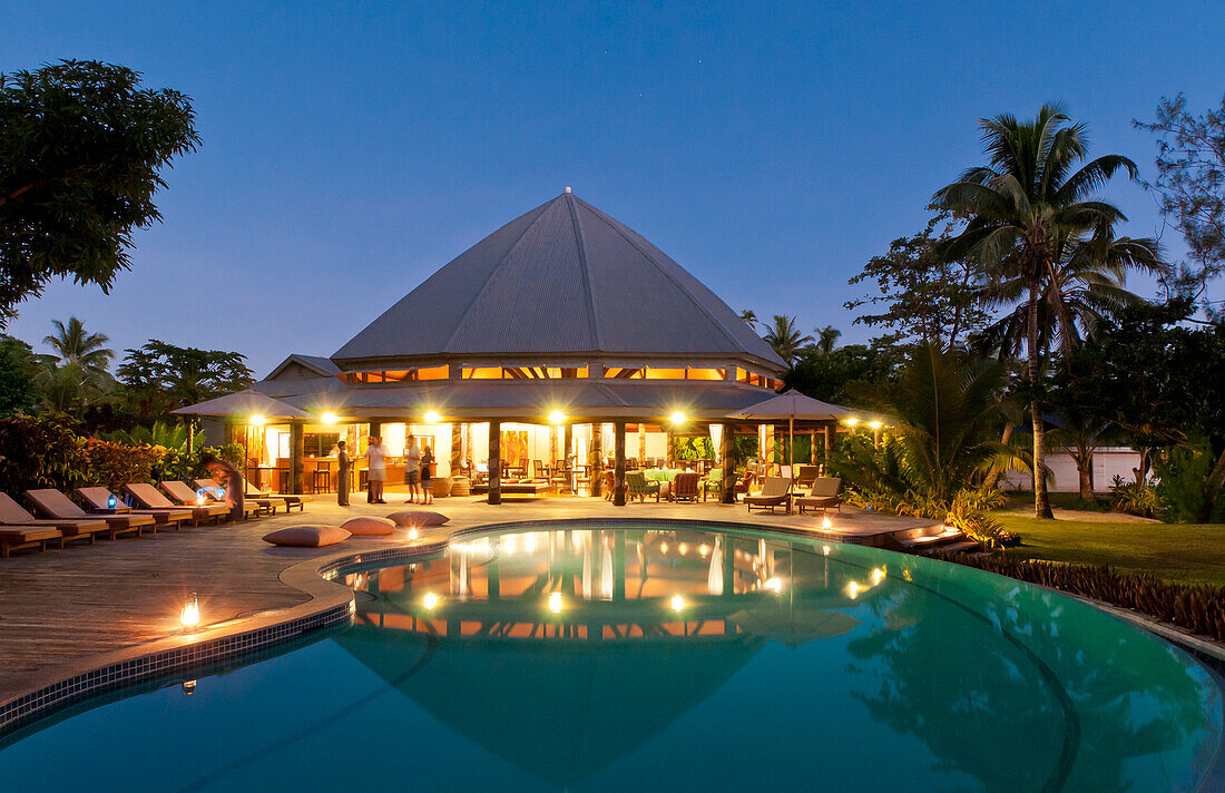 Pavillon im Speisesaal und Swimmingpool im Matangi Private Island Resort, Fidschi.