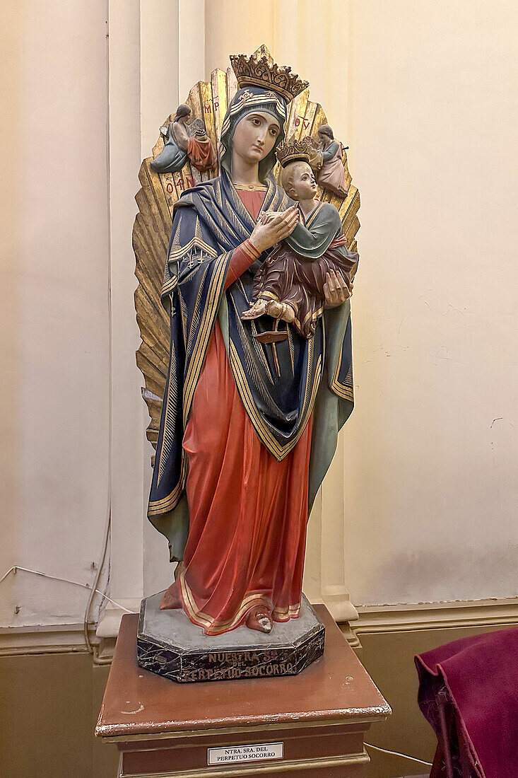 Statue Unserer Lieben Frau von den Immerwährenden Schmerzen mit dem Christuskind in der Kirche San Vicente Ferrer in Godoy Cruz, Mendoza, Argentinien.