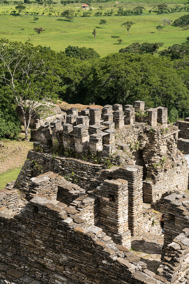 Die Akropolis von Tonina wurde auf sieben Terrassen oberhalb des Hauptplatzes errichtet und erreicht eine Höhe von 74 m (243 Fuß). Die Ruinen der Maya-Stadt Tonina, in der Nähe von Ocosingo, Mexiko.