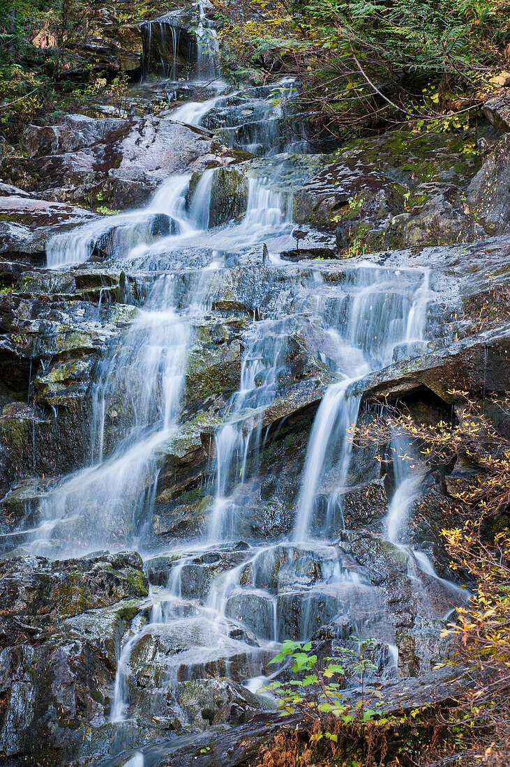 Wasserfall entlang des Lake Serene - Bridal Veil Falls Trail, Mount Baker-Snoqualmie National Forest, Washington.