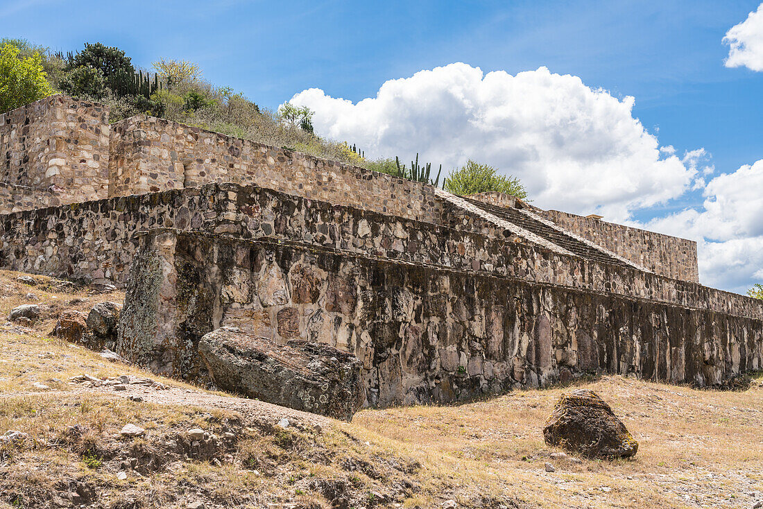 Gebäude A in den Ruinen der prähispanischen Zapotekenstadt Dainzu im Zentraltal von Oaxaca, Mexiko.
