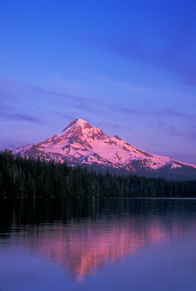Mount Hood und Lost Lake bei Sonnenuntergang; Mount Hood National Forest, Cascade Mountains, Oregon.