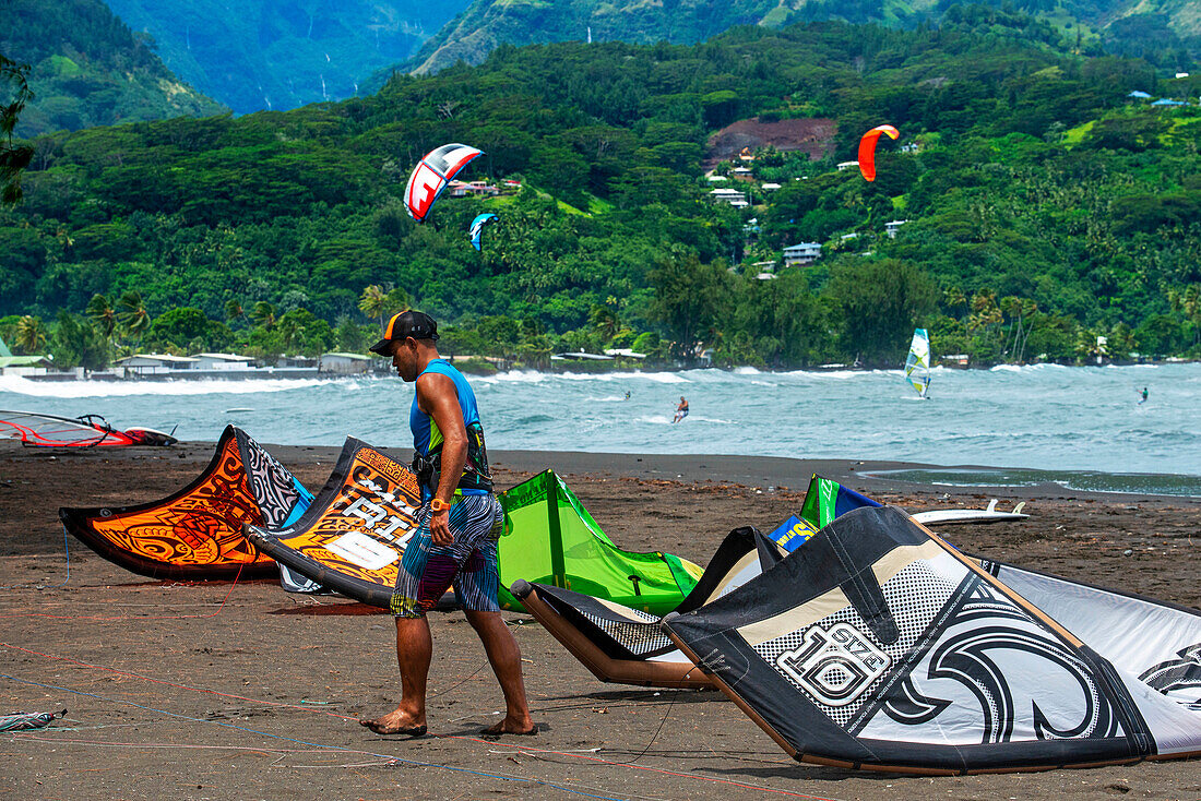 Kitesurfer im Belvedere von Tahara, Tahiti Nui, Gesellschaftsinseln, Französisch-Polynesien, Südpazifik. Blick auf den schwarzen Sandstrand Lafayette vom Point de View du Tahara'a Belvedere, Tahiti