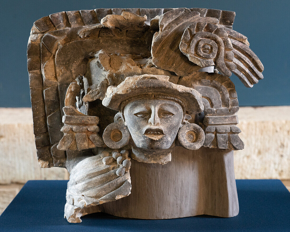 Ein Keramikabbild aus den Ruinen der zapotekischen Stadt Atzompa im Museo Comunitario Santa Maria Atzompa, Oaxaca, Mexiko.
