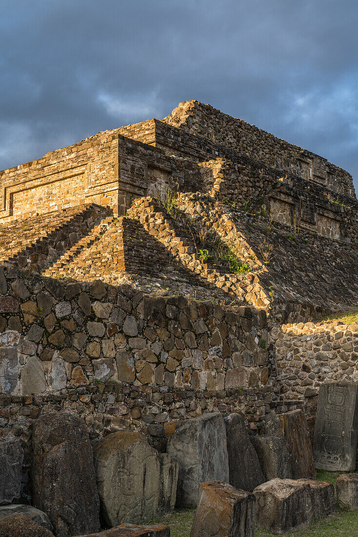 Blick bei Sonnenaufgang auf Gebäude O der Gruppe M und die Danzante-Steine in den präkolumbianischen zapotekischen Ruinen von Monte Alban in Oaxaca, Mexiko. Eine UNESCO-Weltkulturerbestätte.