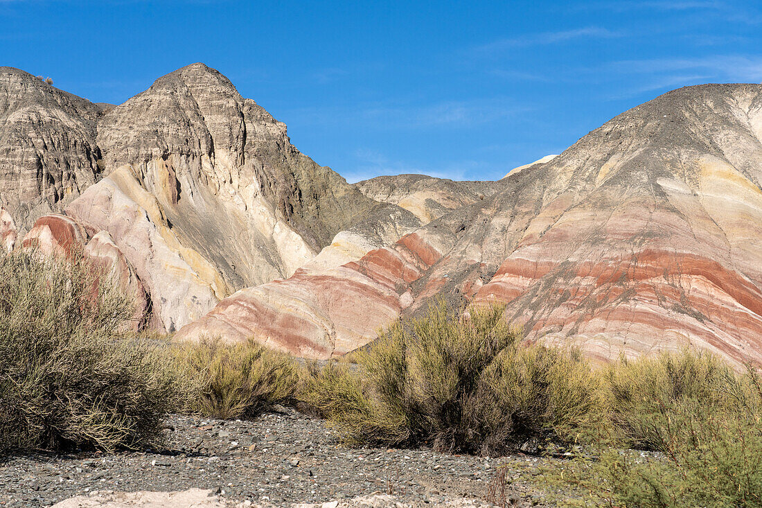 Bunt gestreifte Mineralienvorkommen in den Hügeln entlang des Calingasta-Tals in der Provinz San Juan, Argentinien.