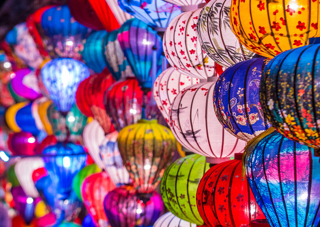 Papierlaternen leuchten in den Straßen von Hoi An, Vietnam, während des Hoi-An-Vollmond-Laternenfestes