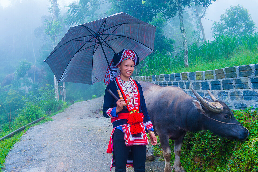 Frau aus der Minderheit der Roten Dao in einem Dorf bei Ha Giang in Vietnam