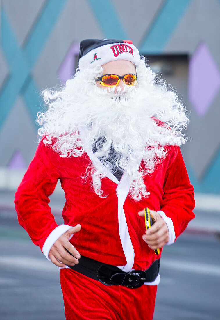 Ein nicht identifizierter Teilnehmer am Las Vegas Great Santa Run in Las Vegas, Nevada. Es handelt sich um die größte Zusammenkunft von Weihnachtsmannläufern der Welt.