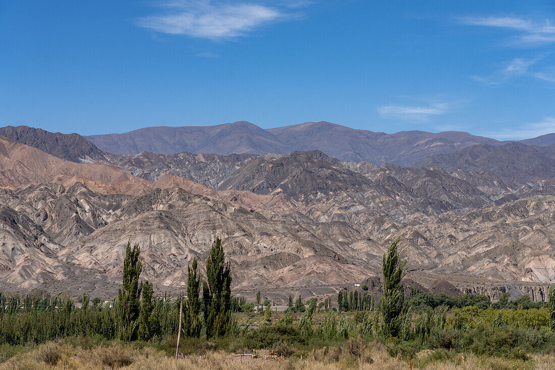 Farbenfrohe Mineralienvorkommen in den Hügeln entlang des Calingasta-Tals in der Provinz San Juan, Argentinien.