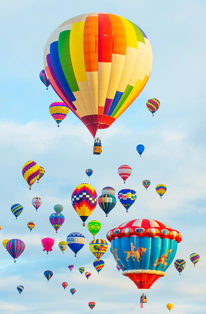 Ballons fliegen über Albuquerque, New Mexico, während der Albuquerque Balloon Fiesta. Es ist die größte Ballonveranstaltung der Welt.