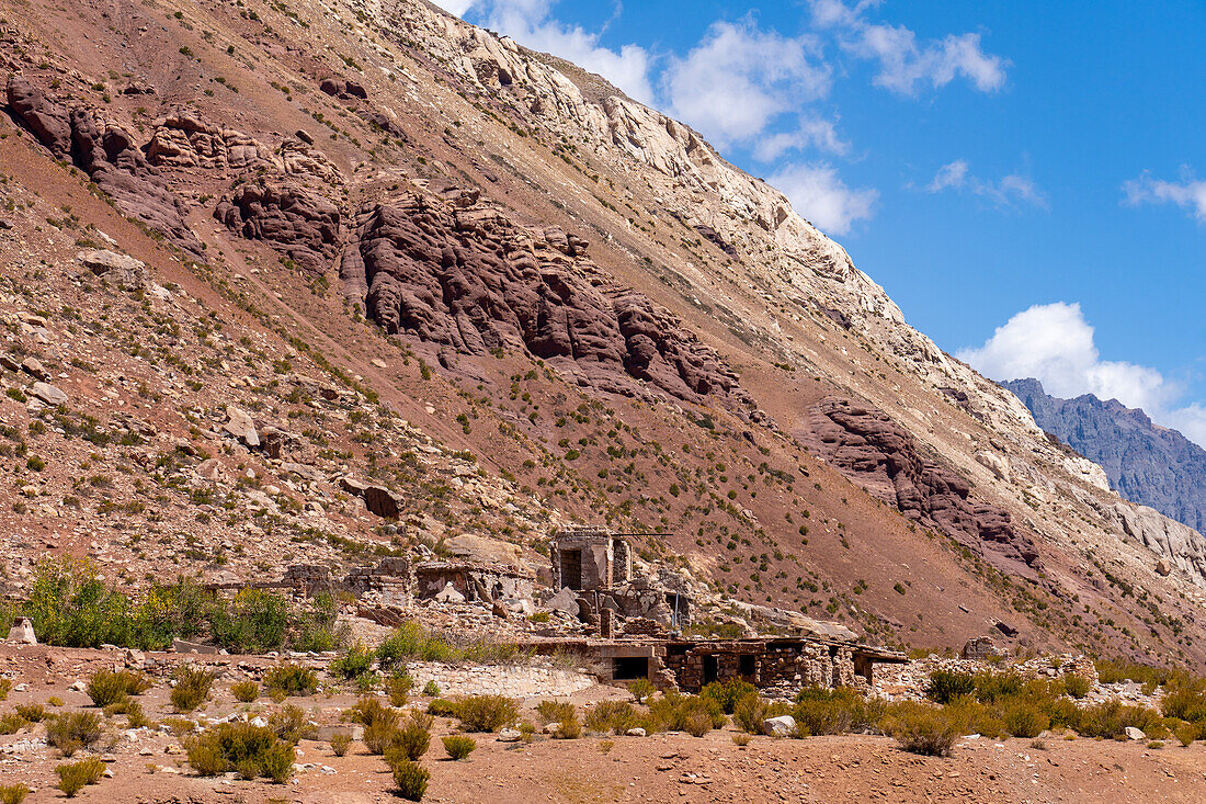 Ruinen des ehemaligen Hotels Puente del Inca, das 1902 erbaut und 1965 von einer Lawine zerstört wurde. Puente del Inca, Argentinien.