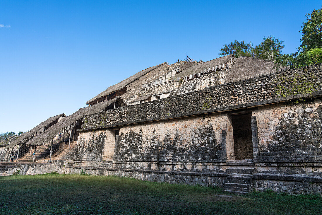 Die Akropolis, das höchste Gebäude in den vorspanischen Ruinen der Maya-Stadt Ek Balam. Die strohgedeckten Dächer schützen die umfangreichen Stuckschnitzereien an der Pyramide.