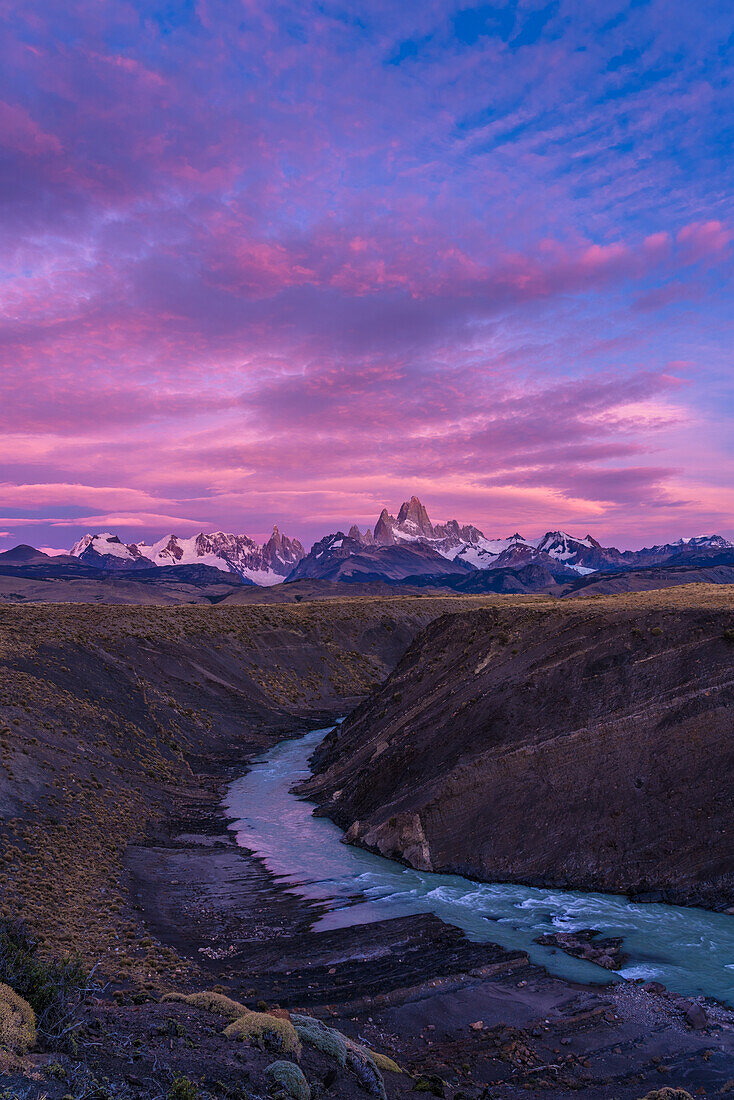 Bunte Wolken am Morgenhimmel über dem Berg Fitz Roy und dem Rio del las Vueltas. Nationalpark Los Glaciares in der Nähe von El Chalten, Argentinien. Ein UNESCO-Welterbe in der Region Patagonien in Südamerika.