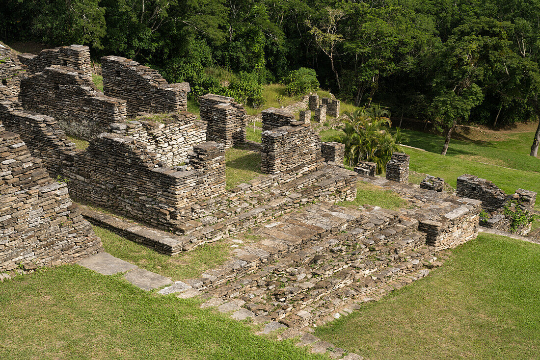 Die Akropolis von Tonina ist auf sieben Terrassen oberhalb des Hauptplatzes erbaut und erreicht eine Höhe von 74 m (243 Fuß). Die Ruinen der Maya-Stadt Tonina, in der Nähe von Ocosingo, Mexiko.