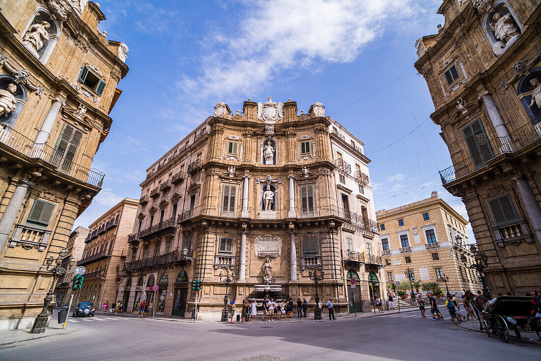 Palermo, Quattro Canti (Piazza Vigliena, Die vier Ecken), ein barocker Platz im Zentrum der Altstadt von Palermo, Sizilien, Italien, Europa. Dies ist ein Foto von Quattro Canti (Piazza Vigliena, The Four Corners), einem barocken Platz im Zentrum der Altstadt von Palermo, Sizilien, Italien, Europa.