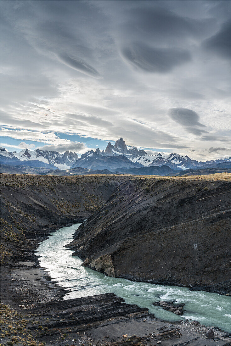 Das Fitz-Roy-Massiv bei Sonnenuntergang mit Blick auf die Schlucht des Rio de las Vueltas im Los-Glaciares-Nationalpark bei El Chalten, Argentinien. Eine UNESCO-Welterbestätte in der südamerikanischen Region Patagonien.